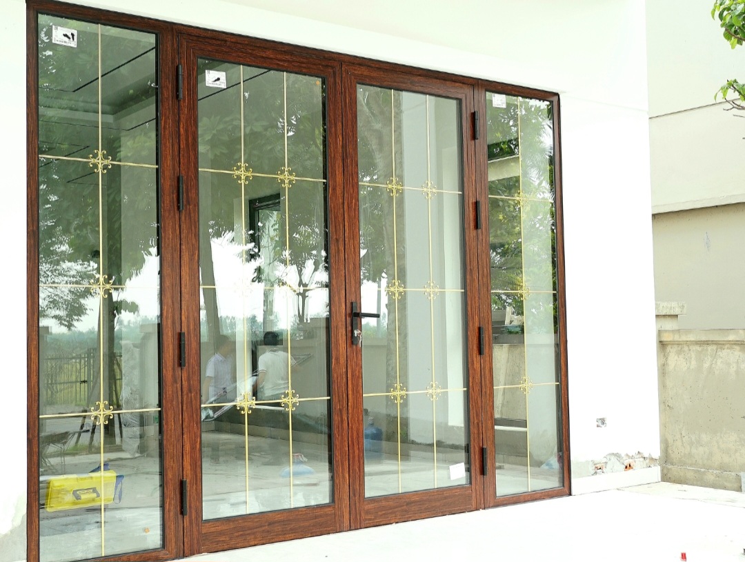 Kính cao cấp kết hợp nhôm vân gỗ trắc Kính cao cấp kết hợp nhôm vân gỗ trắc
