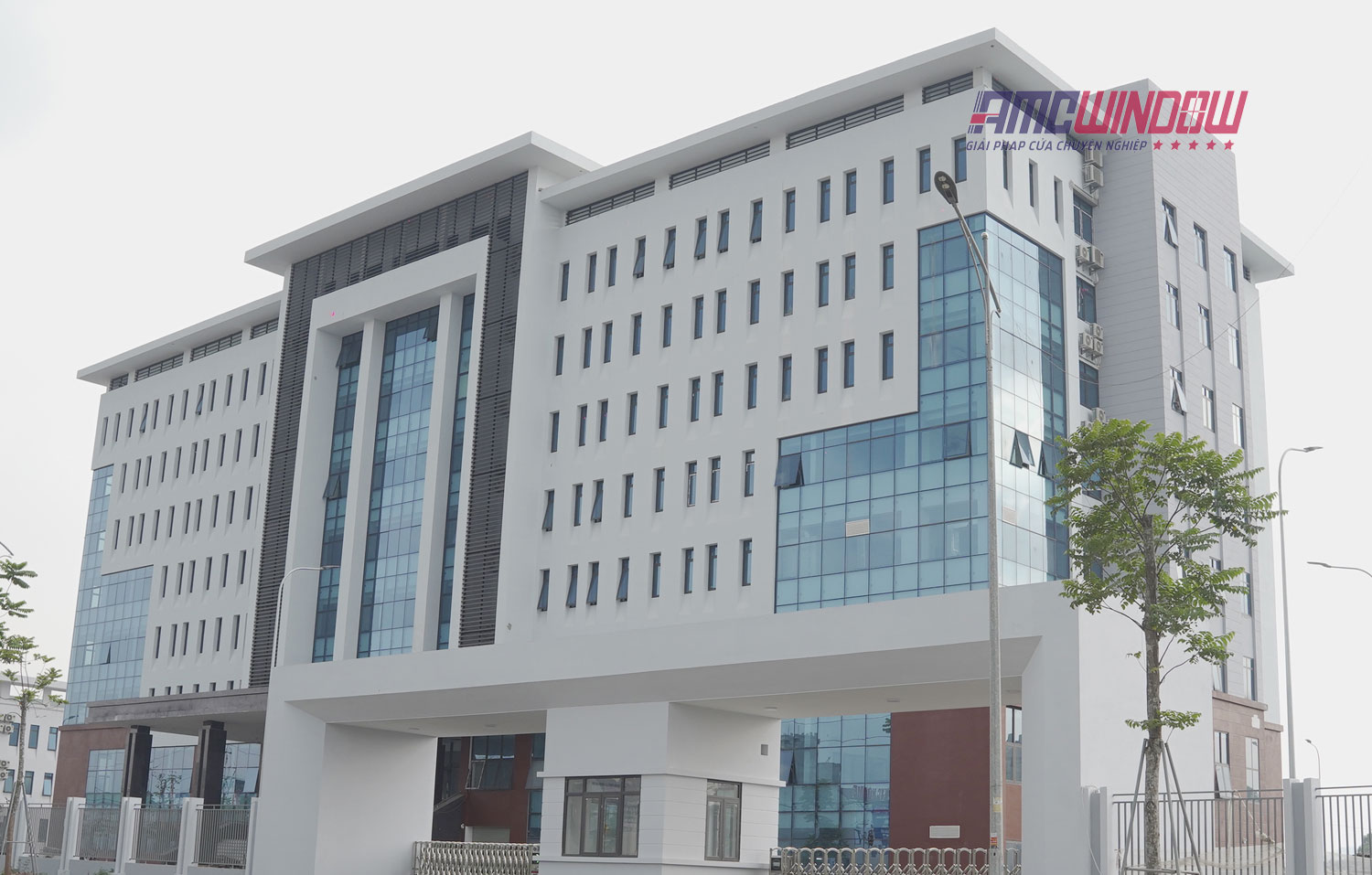 AMC Window tham gia thi công hạng mục cửa nhôm kính và vách kính cho Trung tâm Kiểm soát Bệnh tật tỉnh Bắc Giang, đáp ứng yêu cầu về chất lượng, độ bền và tính thẩm mỹ của công trình.