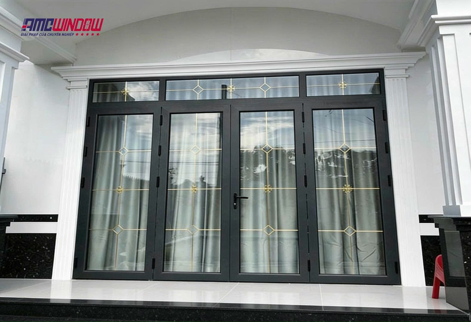 Nhà phố 5m mặt tiền nên chọn loại cửa nào để tạo cảm giác rộng hơn?