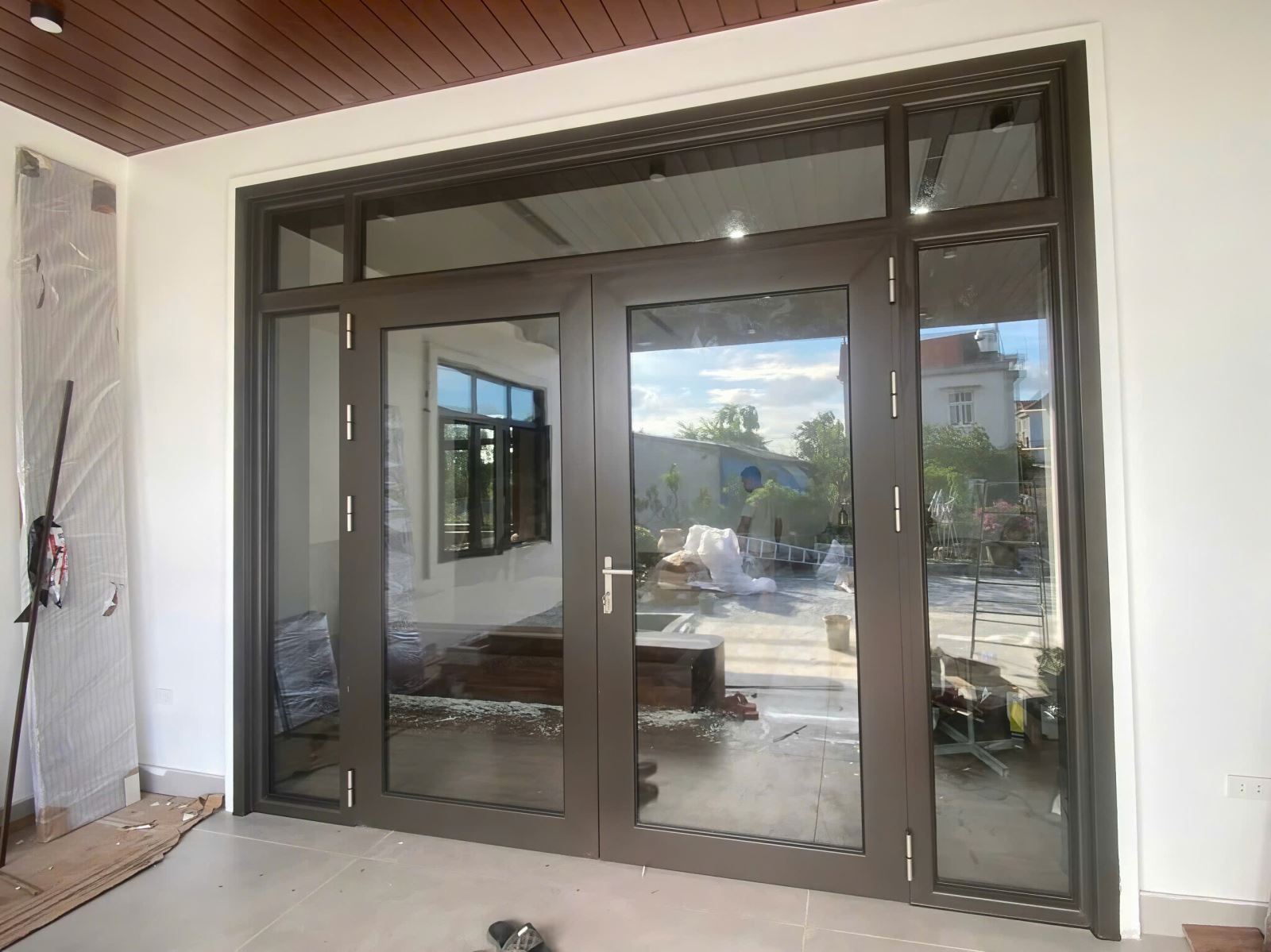 Cửa đi 2 cánh nhôm kính tại Kim Thành Hải Dương Cửa đi 2 cánh kết hợp ô fix hai bên và phía trên, hoàn thiện tại công trình nhà dân Kim Thành - Hải Dương